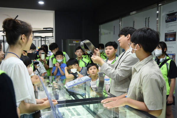 사진파일_청소년들이 한국재료연구원에서 개발한 플렉서블 타이타늄 소재를 관찰하는 모습