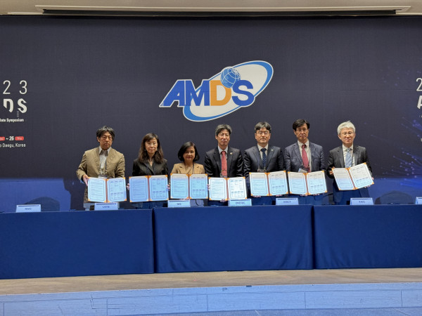 사진파일_한-중-일-베트남 간 심포지엄인 ‘AMDS 2023’에서 각 기관 관계자가 모여 정부의 글로벌 협력 강조에 따른 업무협약을 체결했다. 사진은 업무협약식 모습(오른쪽에서 두 번째가 한국재료연구원 권용남 재료디지털플랫폼연구본부장)