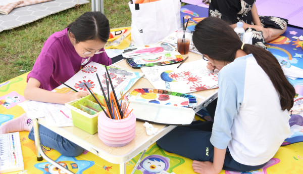 사진파일_‘제14회 경남초등학생 과학상상그리기 대회’에 참가한 학생들이 그림을 그리고 있는 모습
