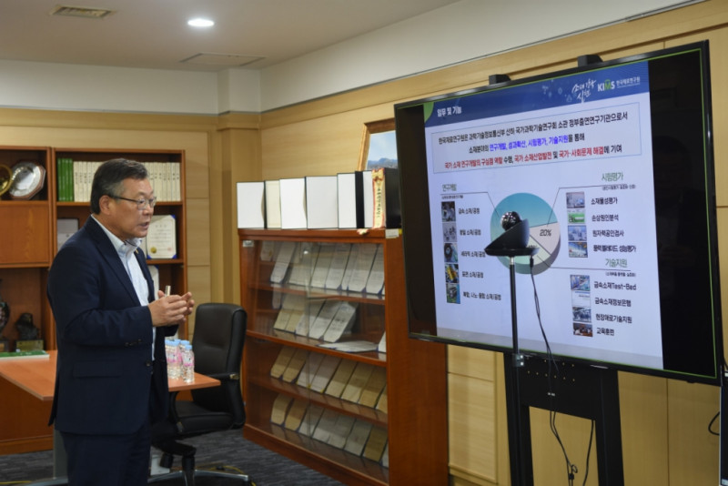 Jung-hwan Lee, the President of KIMS, gave a lecture on rare metal value chain and market trends
